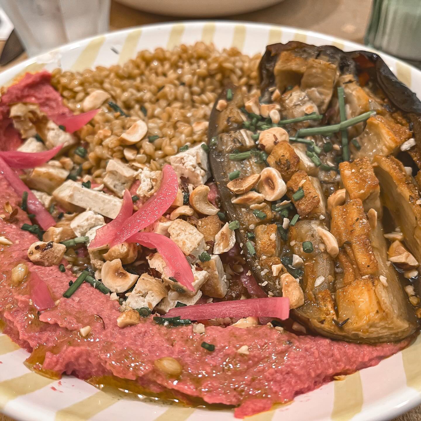 When I first went to Lunchi, I wasn’t expecting much. We were in a rush and needed something quick, just a nutrient-dense meal to fuel the day. Silly me for underestimating it.Now we know we’ve found a place that reliably offers an excellent vegan option daily, no matter what’s on the menu. Having lived in Italy where many spots only served a daily-changing menu (making vegan options hit-or-miss), I deeply appreciate that this fully vegetarian restaurant has the sensitivity to always include something plant-based. I don’t know what kind of witchcraft they’re working with, but every dish is delicious, nutritious, and one of the best lunch deals in Bordeaux.The interior is simple and unpretentious, the staff are genuinely kind, and they serve a decent coffee to top it all off. It’s become our reliable go-to when running around the city. 📍Bordeaux, France🍄 fully vegetarian with vegan daily option☀️No outdoor seating